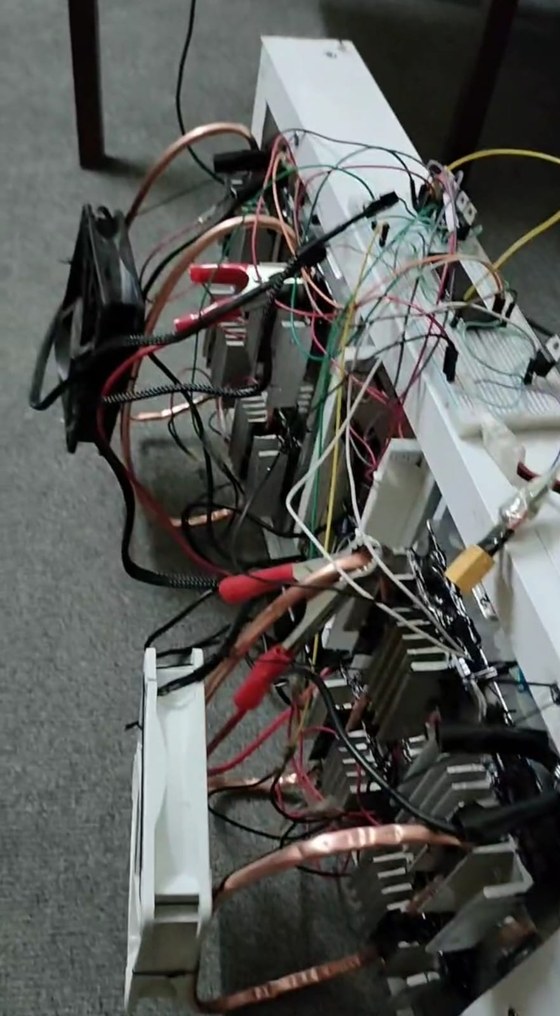 Wiring of the prototype, with the TECs, heat sinks and a fan